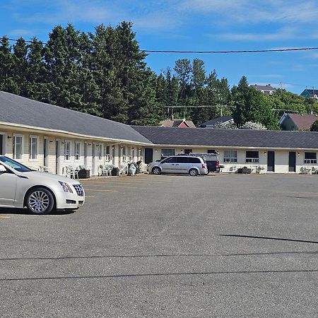 Resto Pub Motel Le Madub L'Isle-Verte 外观 照片
