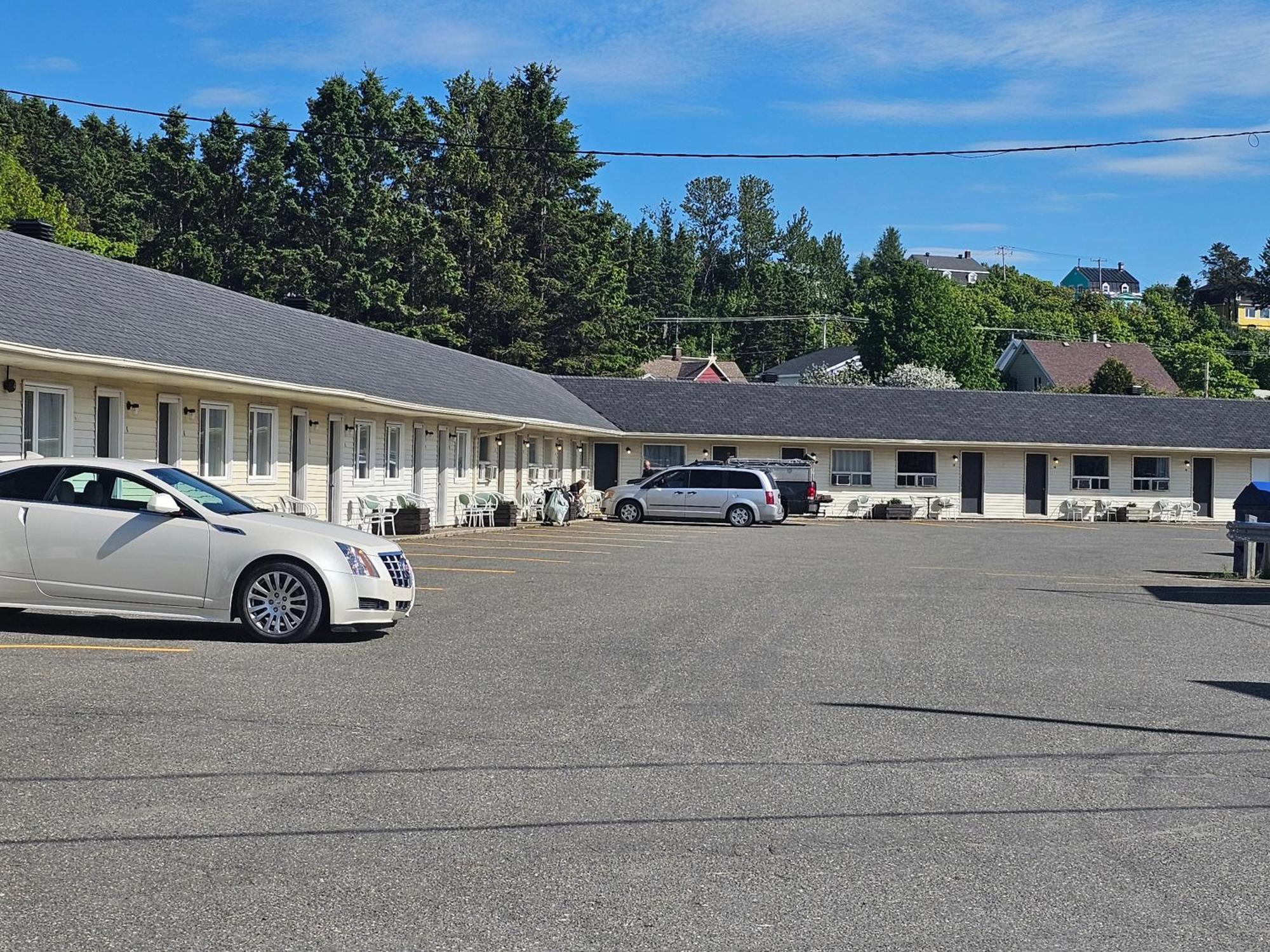 Resto Pub Motel Le Madub L'Isle-Verte 外观 照片